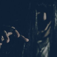 暗闇にさまよう白衣の幽霊女性、背後に複数の人影が浮かぶ恐怖のホラーの写真