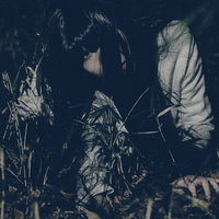 暗闇の夜間に追い続ける髪の長い女性の怨念の写真