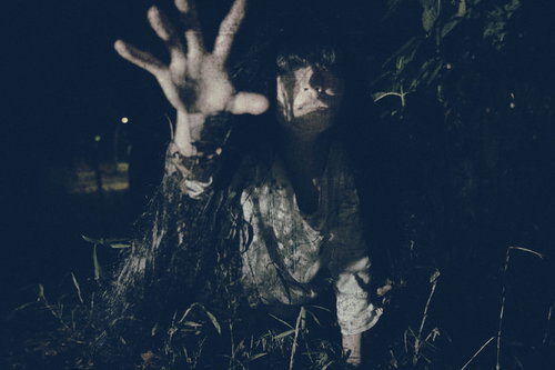 暗闇の草むらから伸びる絶対に逃れられない恐怖