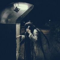 モシモシ...ワタシダケド...ワタシと呼ぶ声を聞く女性の写真