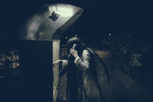 モシモシ...ワタシダケド...ワタシと呼ぶ声を聞く女性