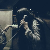 呪いの電話で受話器を握る女性（ストーカー）の写真