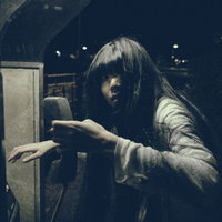 無言電話中に職質される女性の写真