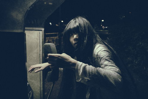 無言電話中に職質される女性