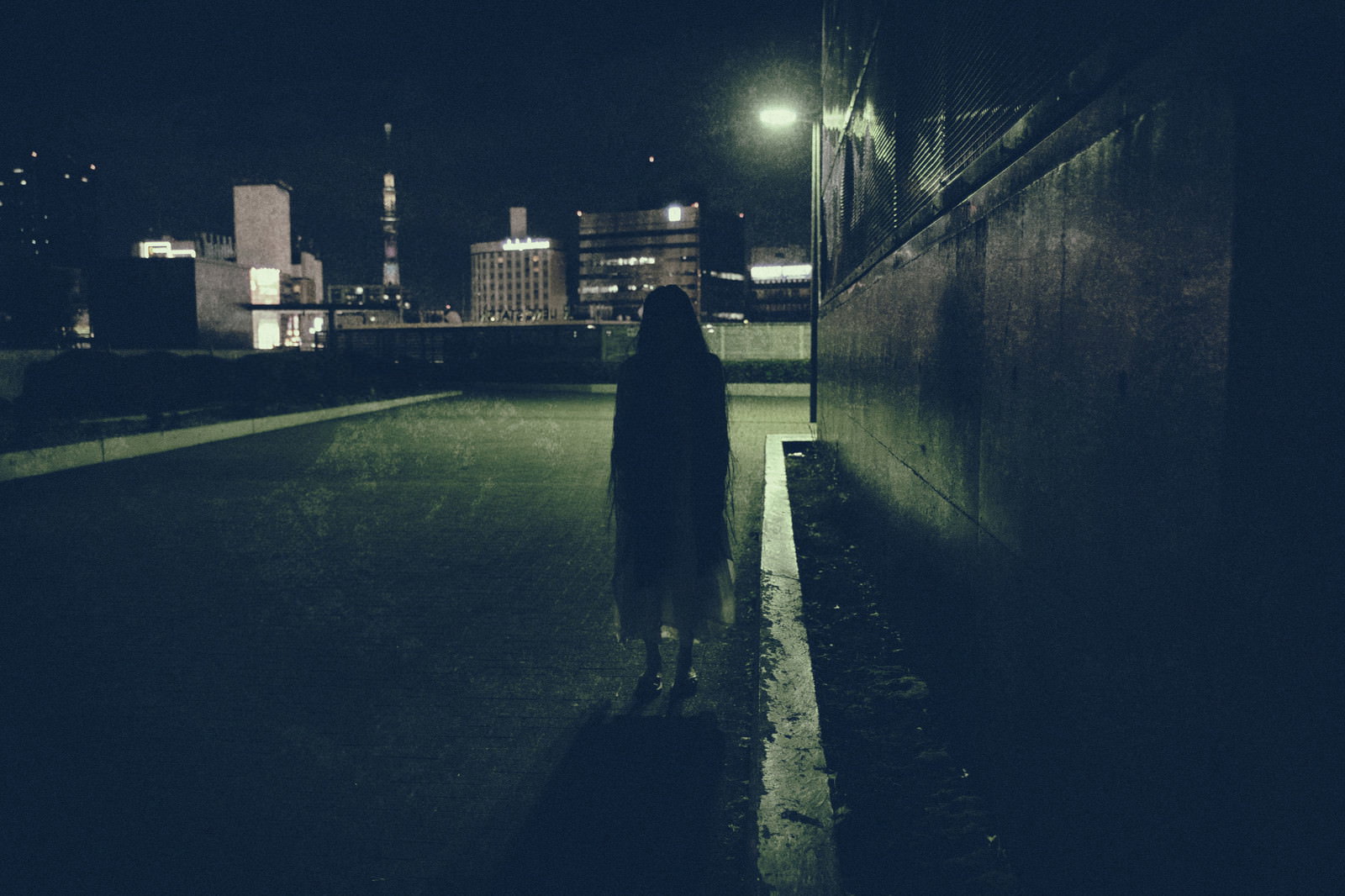 夜の屋外に現れた女性の亡霊［モデル：緋真煉］