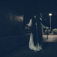 夜の公園を彷徨う白衣の女性-心霊現象と恐怖の瞬間の写真