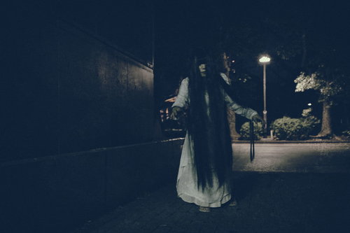 夜の公園を彷徨う白衣の女性-心霊現象と恐怖の瞬間