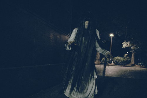 どこまでも追いかけてくる白い衣装の亡霊女性