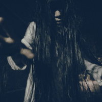 不気味な女性に襲われる恐怖の夜の写真