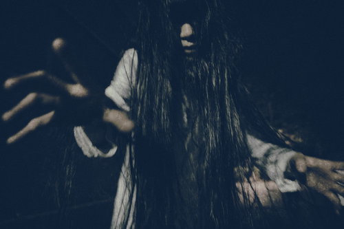 不気味な女性に襲われる恐怖の夜