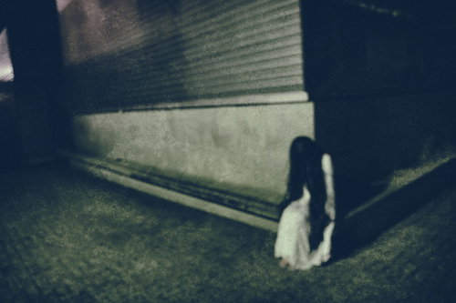 暗い階段で話しかけたらバッドエンド、座り込む女性のシルエット