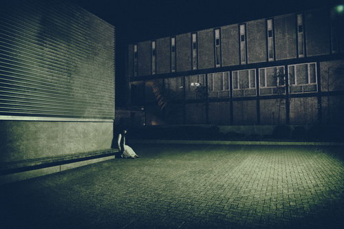 奥の薄暗い空間でこちらを伺う白い服の女性