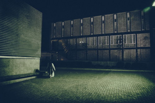 逃げても逃げても追いかけてくる女性の姿をした怨念