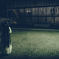 黒髪の長い女性に追いかけられる様子の写真