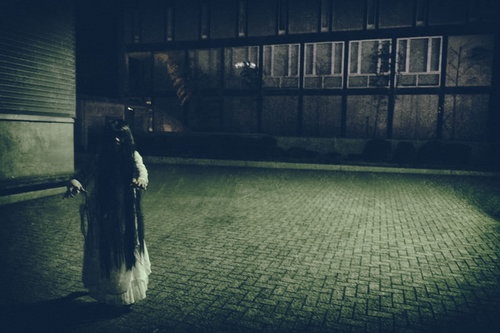 カラーコンタクトをした女性の目のクローズアップ