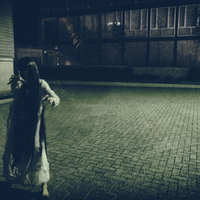 暗い石畳の通りでどこまでも追いかけられ続ける恐怖の写真