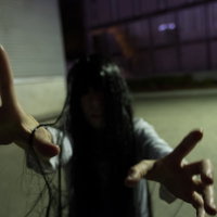 怨めしそうな表情で掴みかかろうとする彼女の恐怖シーンの写真