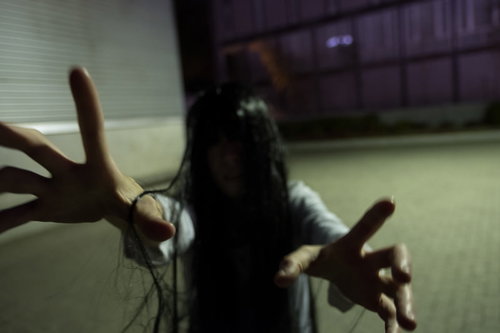 怨めしそうな表情で掴みかかろうとする彼女の恐怖シーン