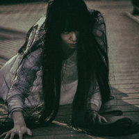 無限連鎖の呪い～暗闇で這いつくばる長髪の女性の写真