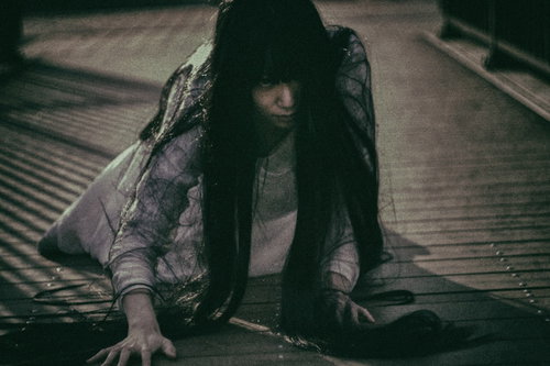 無限連鎖の呪い～暗闇で這いつくばる長髪の女性