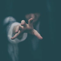 決して逃れられない恐怖に手を伸ばす女性の呪いの瞬間の写真
