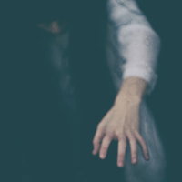 水中から伸びる怨念のこもった女性の手と呪いの世界観の写真