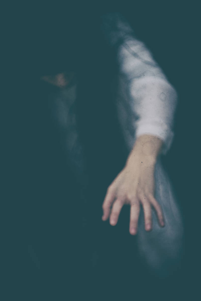 暗い水中から伸びる女性の白い手のホラー写真［モデル：緋真煉］