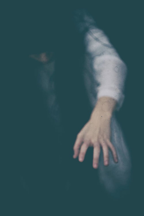 水中から伸びる怨念のこもった女性の手と呪いの世界観