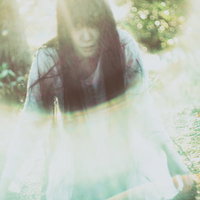 光に包まれた不気味な女性の顔 - ホラーの写真