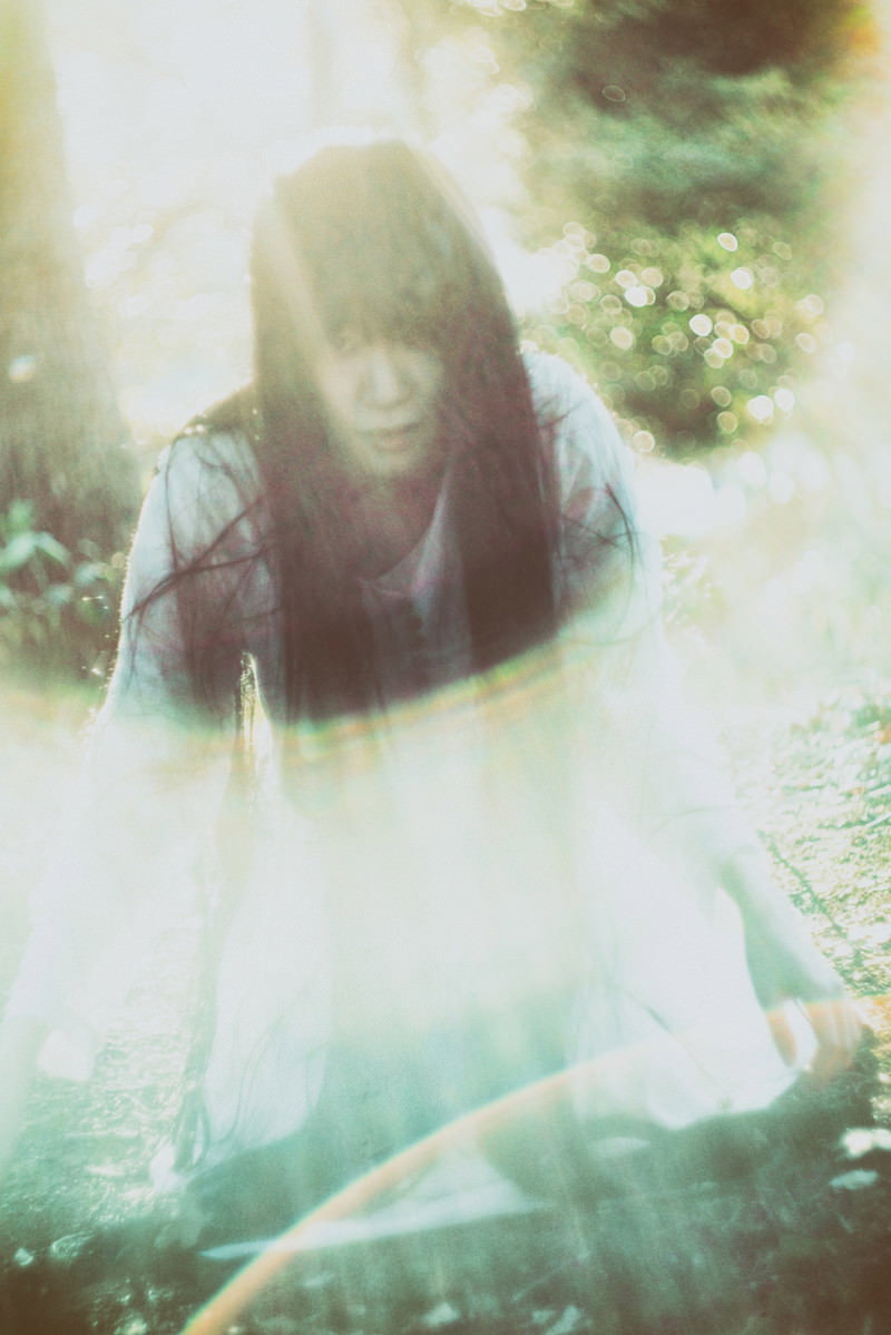 柔らかい光に包まれた女性の神秘的な写真