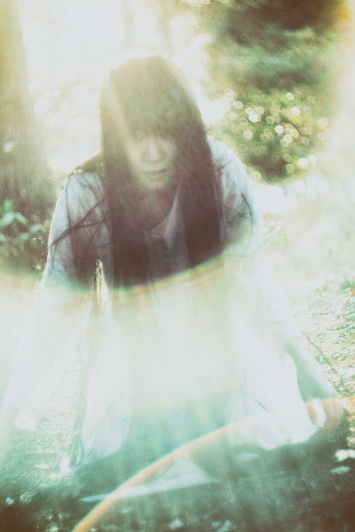 光に包まれた不気味な女性の顔 - ホラー