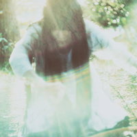 光の中から這い上がろうとする女性の亡霊の恐怖の写真