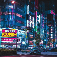 新宿ドン・キホーテ前の夜のネオン街と繁華街の風景の写真