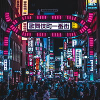 人であふれる歌舞伎町一番街の夜景（東京都新宿区）の写真
