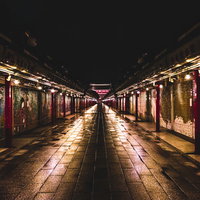 雨上がりの夜、閉店後の仲見世商店街（浅草）の写真