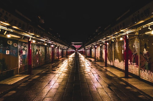 雨上がりの夜、閉店後の仲見世商店街（浅草）