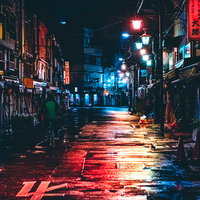浅草の雨上がりの路地裏に映るネオンの夜景の写真