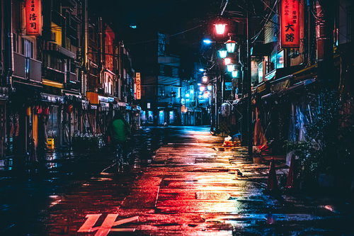 浅草の雨上がりの路地裏に映るネオンの夜景