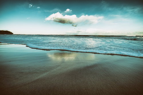 ノスタルジックな海と波打ち際