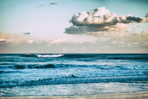 引いては寄せ、寄せては返す波がオールドレンズで捉えた砂浜