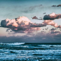 オールドレンズで撮った夕暮れ、ぼんやりと海を眺めるの写真