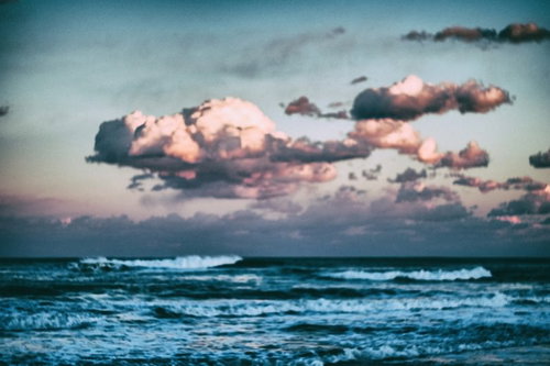 オールドレンズで撮った夕暮れ、ぼんやりと海を眺める