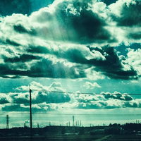オールドレンズで撮影した送電線が立ち並ぶ田舎の夏空の情景の写真