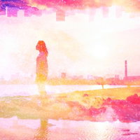 夢と旅立ちのフォトモンタージュ、淡いピンク空と女性のシルエットの写真