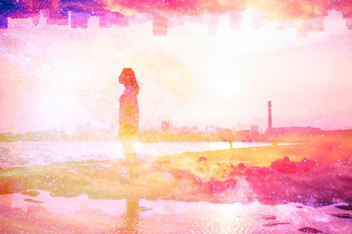 夢と旅立ちのフォトモンタージュ、淡いピンク空と女性のシルエット