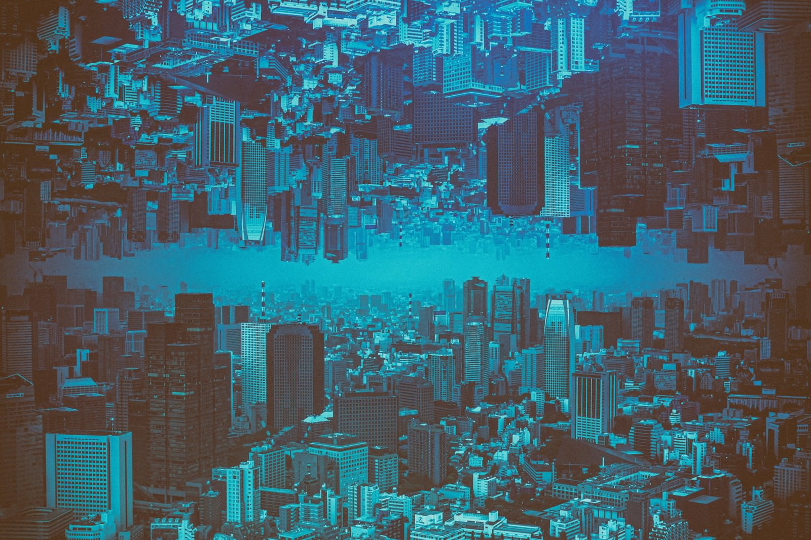 青いトーンの高層ビルが天地逆転して配置された都市景観