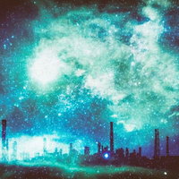 星雲に包まれる工場夜景と運河の夜間風景の写真