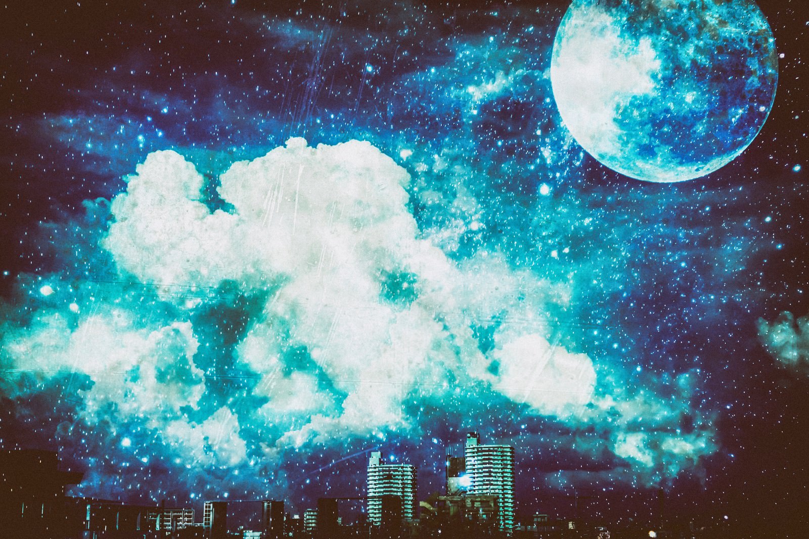 都会の夜空に大きな満月が浮かび、青い雲が星雲のように広がる幻想的な風景
