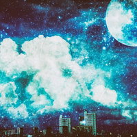 都会の夜に浮かぶ満月と星雲の写真
