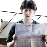 一攫千金を夢見て全財産を賭けて予想中の男性の写真